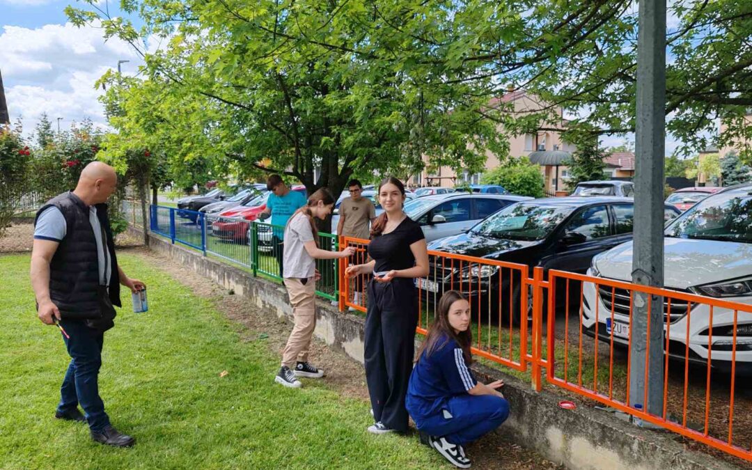Mali domari obojali školsku ogradu: boje, smijeh i zajedništvo!