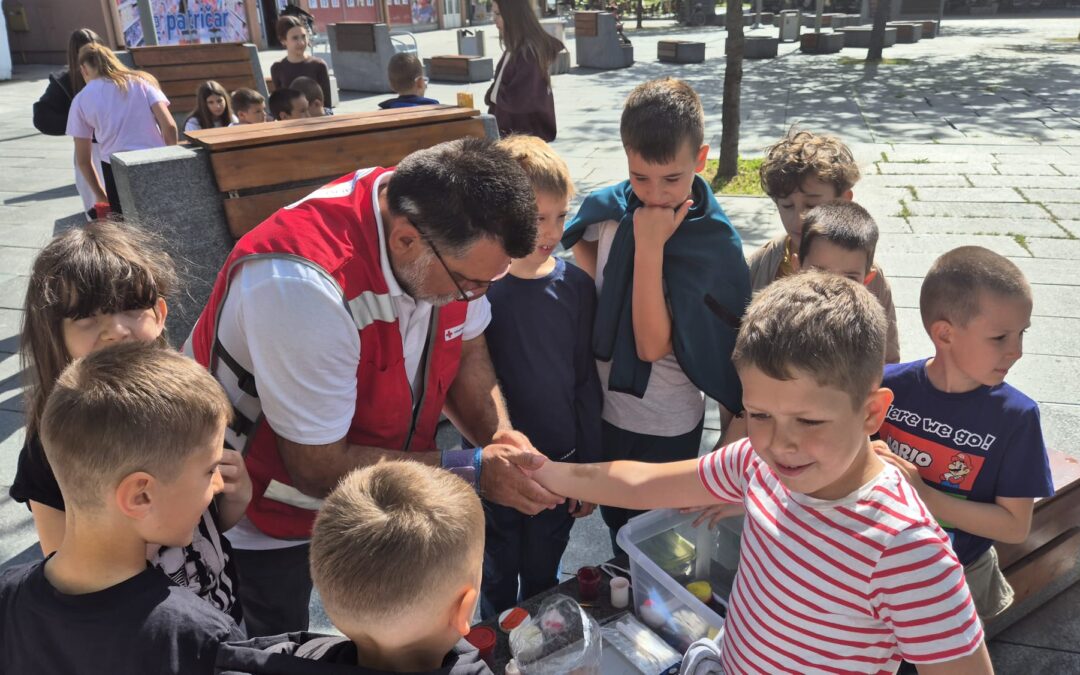 Učenici posjetili promidžbeni štand Gradskog društva Crvenog križa Županja