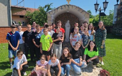 Učenici posjetili kip Gospe u dvorištu crkve sv. Nikole Tavelića